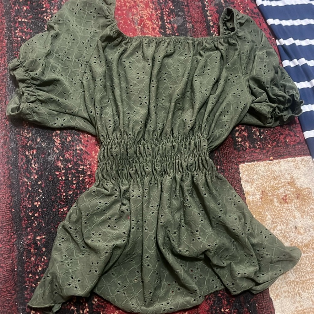 Cute green top with puffy sleeves